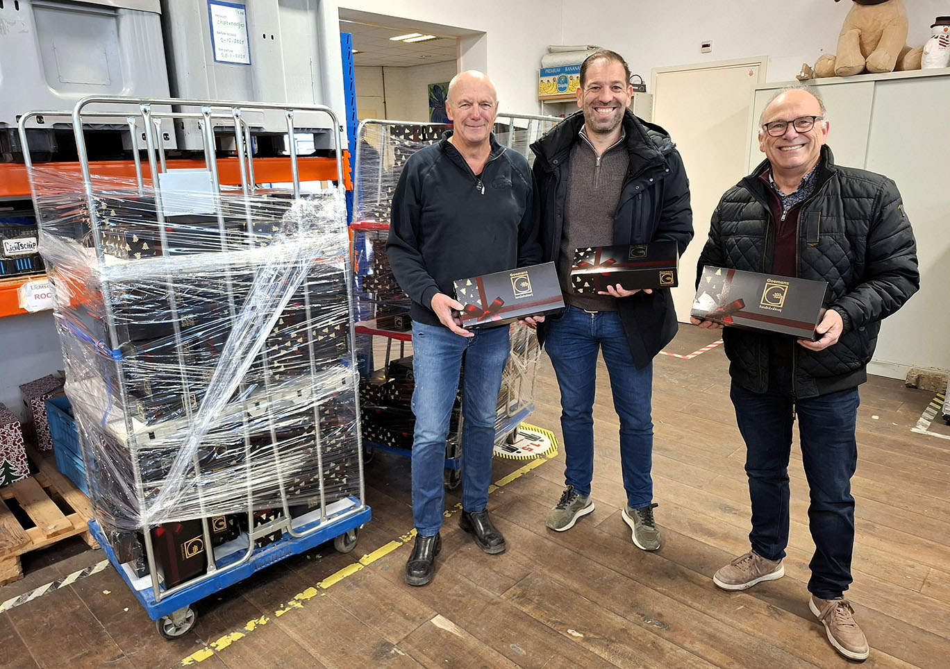 Levering kerstbroden aan de Voedselbank